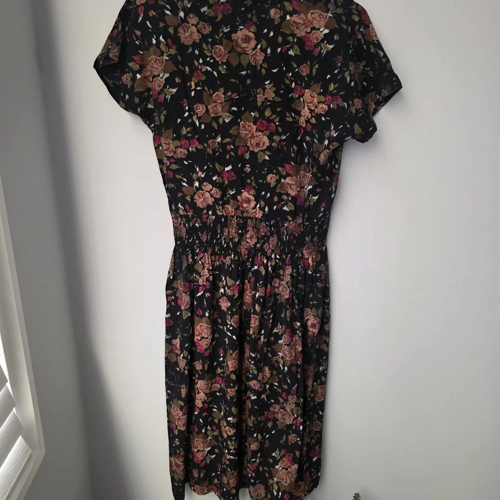 Vintage 80's Chic Floral Midi Dress in Black - Picture 7 of 9